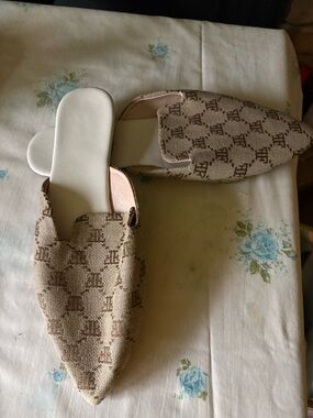 SHEIN Beige Patterned Pointed-Toe Slip-On Mules